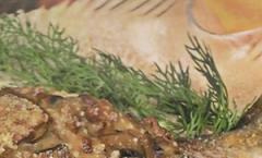 Рыба, запеченная с грибами, луком и зеленым горошком Красная рыба в фольге с грибами