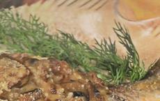 Рыба, запеченная с грибами, луком и зеленым горошком Красная рыба в фольге с грибами